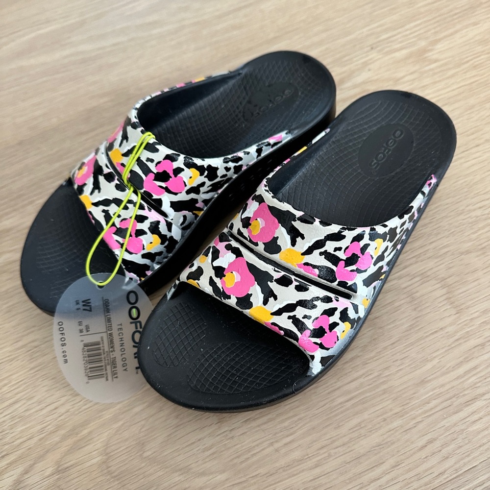 OOFOS Sport Flex Recovery Slides floral print. New. Smoke free, pet free home.